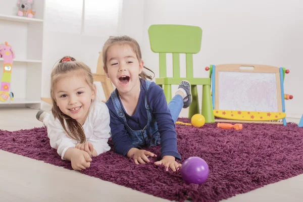 Bambine in camera — Foto Stock