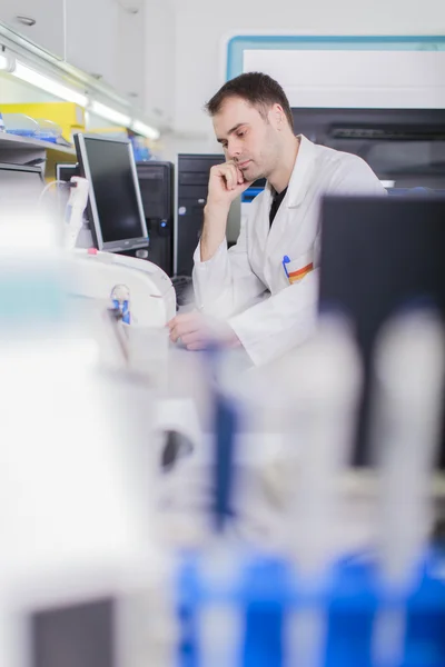 Joven en el laboratorio médico — Foto de Stock