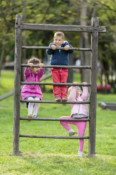 A gyerekek a játszótéren — Stock Fotó
