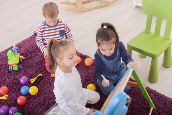 Crianças brincando no quarto — Fotografia de Stock