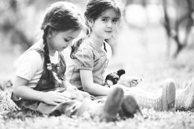 tavuk ile iki küçük kız