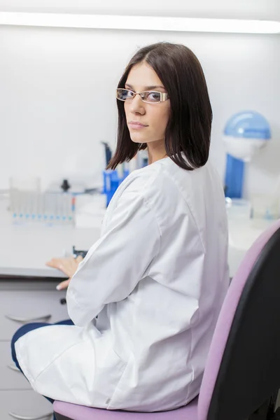 Ung kvinna i det medicinska laboratoriet — Stockfoto