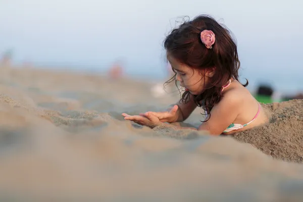 Klein meisje op het strand — Stockfoto