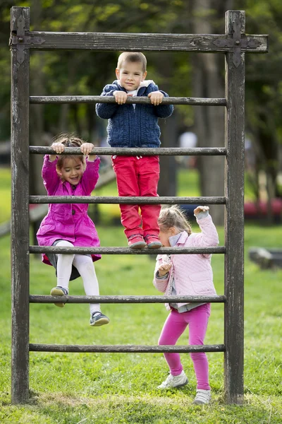 Bambini al parco giochi — Foto Stock