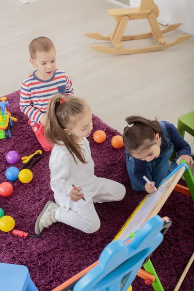 Crianças brincando no quarto — Fotografia de Stock