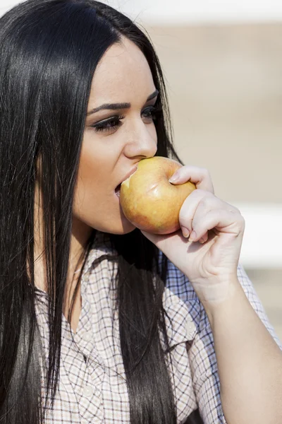 Chica comiendo manzana — Foto de Stock