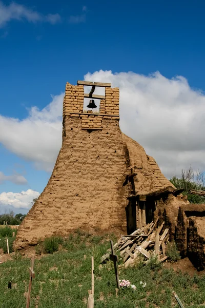 Oude klokkentoren van san geronimo kapel in taos pueblo, Verenigde Staten — Stockfoto