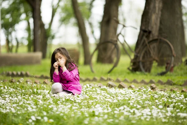 Menina no campo de primavera — Fotografia de Stock