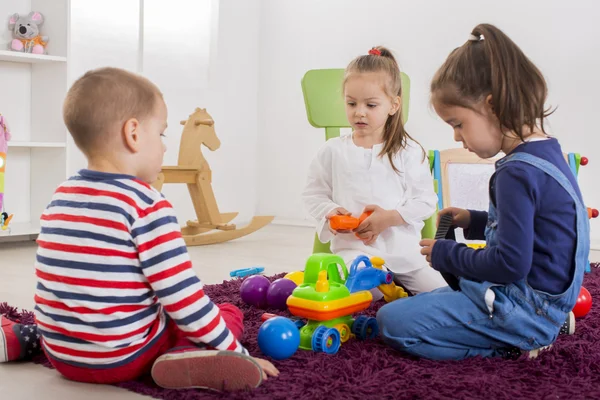 Niños jugando en la habitación — Foto de Stock