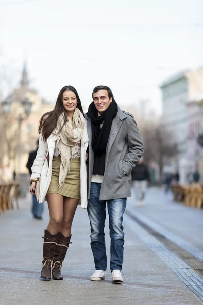 Jovem casal andando na rua — Fotografia de Stock