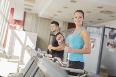 genç bir çift spor eğitim