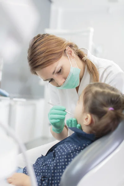 Niña en el dentista — Foto de Stock