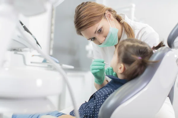 Niña en el dentista — Foto de Stock