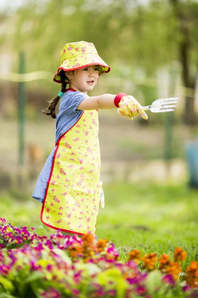 정원에 있는 어린 소녀 — 스톡 사진