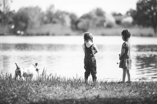 Två små flickor på fiske — Stockfoto
