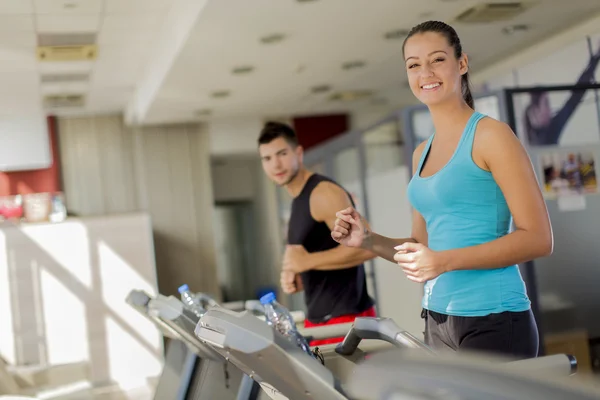 Young couple training in the gym — Stock Photo, Image