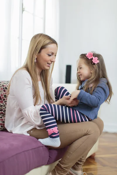 Mor och dotter på rummet — Stockfoto