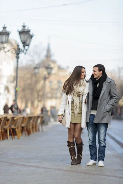 Unga par går på gatan — Stockfoto