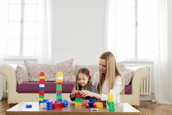 Mãe e filha brincando no quarto — Fotografia de Stock