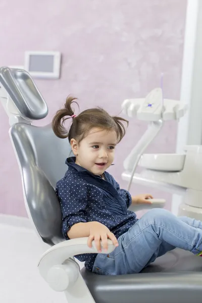 Bambina dal dentista — Foto Stock