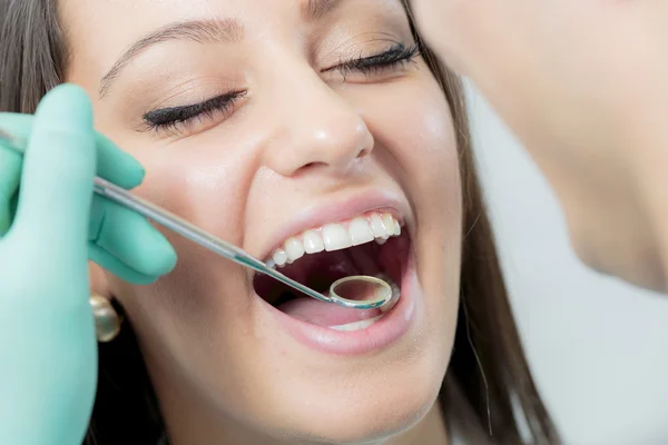 Junge Frau beim Zahnarzt — Stockfoto