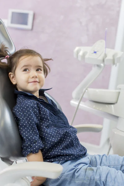 Bambina dal dentista — Foto Stock