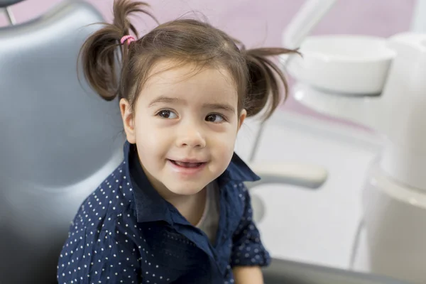 Bambina dal dentista — Foto Stock