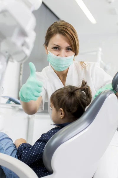 Menina no dentista — Fotografia de Stock