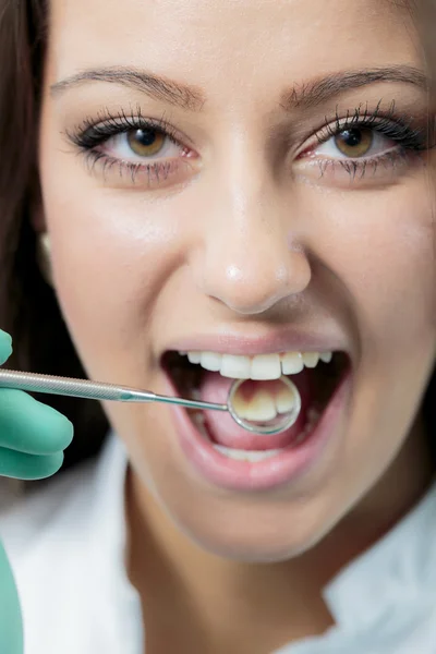 Mladá žena u zubaře — Stock fotografie