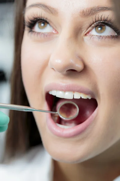 Mladá žena u zubaře — Stock fotografie