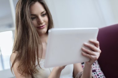 tablet ile genç kadın