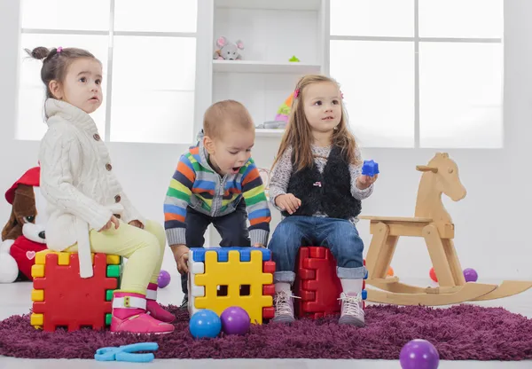 Kinder spielen im Zimmer — Stockfoto