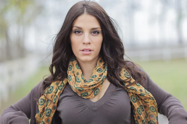 Mujer joven en el parque de otoño — Foto de Stock