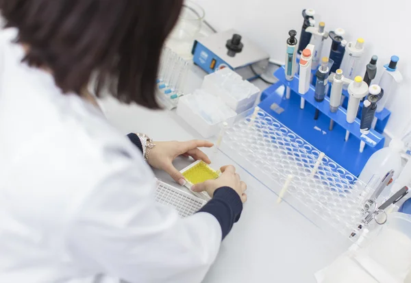 Mujer joven en el laboratorio médico — Foto de Stock