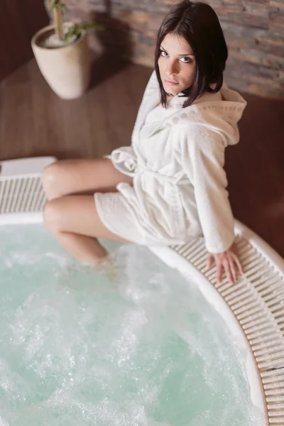 Молодая женщина отдыхает в джакузи — стоковое фото