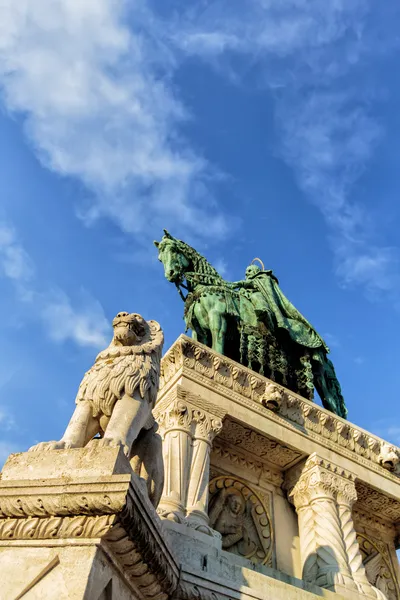 Staty av Stefan i av Ungern på fishermen's bastion, budapest — Stockfoto