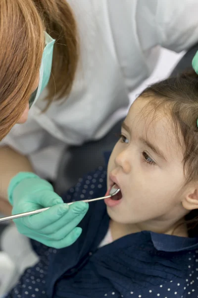 Klein meisje bij de tandarts — Stockfoto