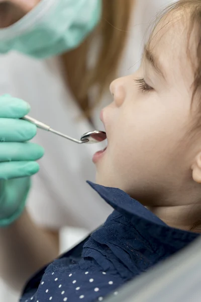 Bambina dal dentista — Foto Stock