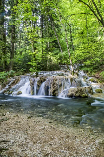 Cascade sur la rivière — Photo