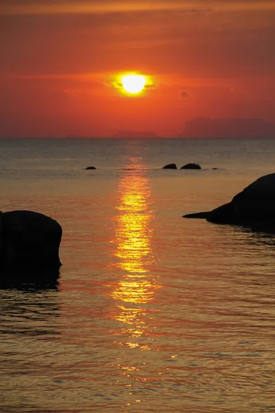 Puesta de sol en la costa tailandesa —  Fotos de Stock