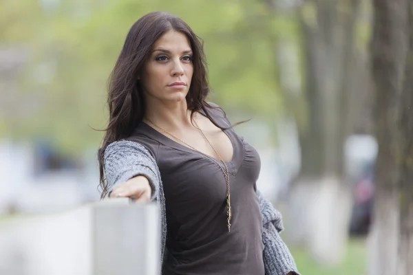 Mujer en el parque — Foto de Stock