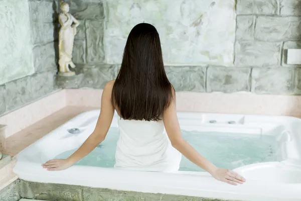 Femme dans le bain à remous — Photo