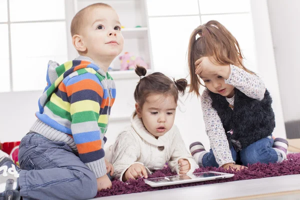 Niños con tableta —  Fotos de Stock