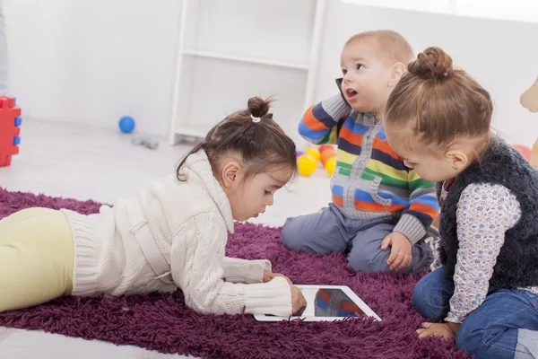 Crianças com tablet — Fotografia de Stock