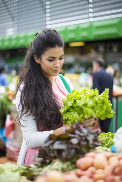 Donna sul mercato — Foto Stock