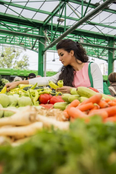 Donna al mercato — Foto Stock