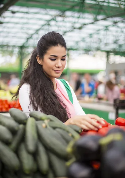 Ung kvinna på marknaden — Stockfoto