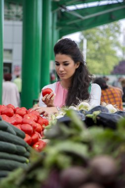 piyasada bulunan genç kadın