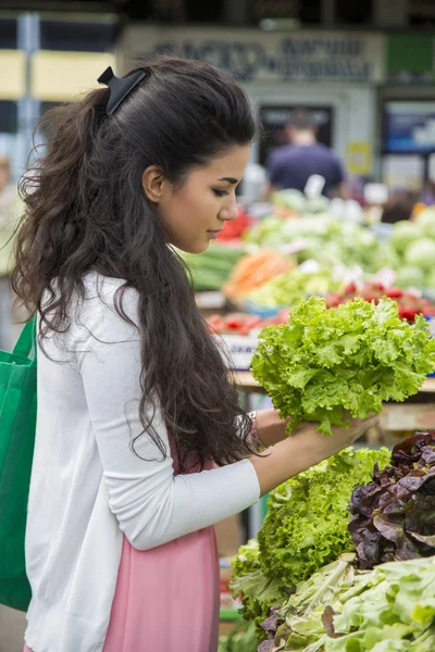 Ung kvinna på marknaden — Stockfoto