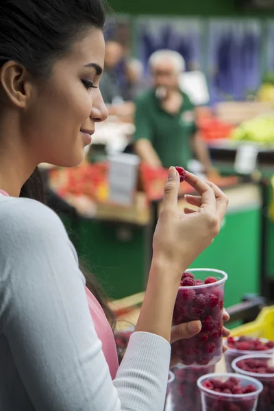 Young woman with raspberries — Stock Photo, Image